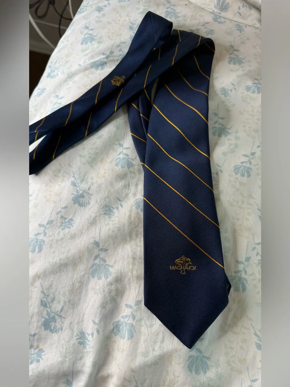 GIVENCHY GENTLEMEN PARIS Luxury Vintage Navy Silk Blend Tie | MAGNAVOX Logo